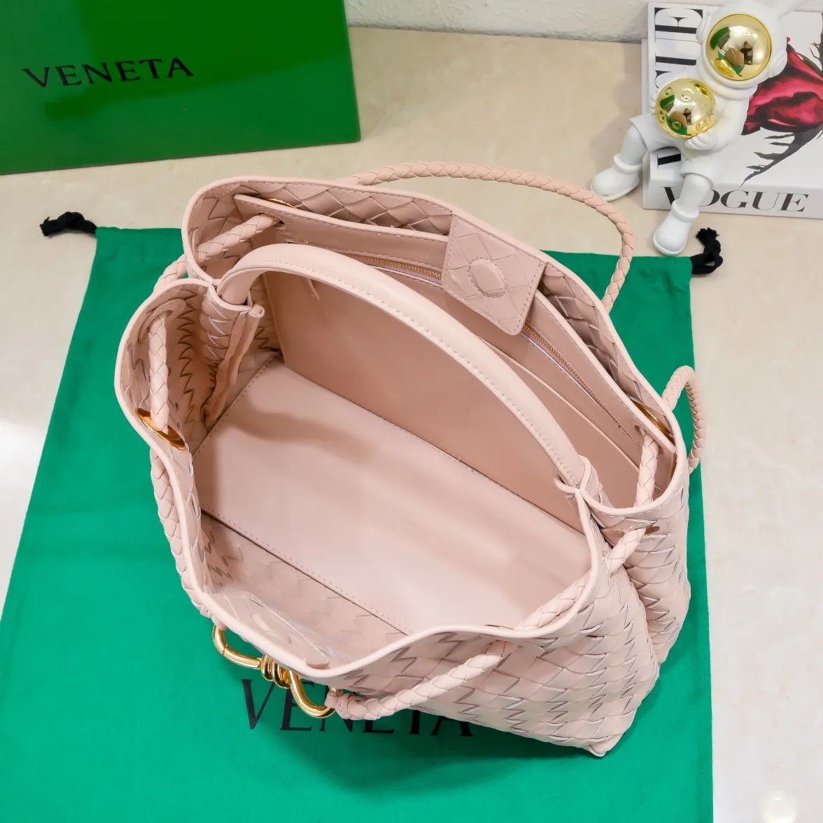 The 2023 new Andiamo batch of 2260 BV has been shipped‼ ️Really popular🔥The new Andiamo woven handbag launched by Bottega Veneta this season is really popular all over the world! ! Celebrities at home and abroad have worn it, and Oscar-winning actress Michelle Yeoh has taken it out on the street. Song Jia, Trai Yara, Yu Feihong, Sanji Ayaka, Rosie Hunting-Whiteley, Yoshioka Riho, etc. have all picked up this bag. It is classic and versatile, showing off its temperament, and the bag capacity is also large, which is very convenient for daily commuting! ! A variety of carrying methods, the shoulder straps can be adjusted by yourself, the original lambskin feels soft and delicate, and the unisex style breaks gender boundaries and brings a more practical and longer-lasting use experience. Andiamo, which has both elegant and casual styles, perfectly interprets the true appearance of "fashionable old money style". Style number: 8463 Size: 32*24*12